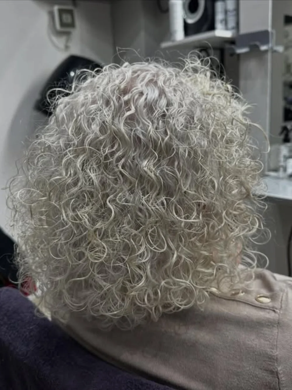 Trabalho DINA em cabelo grisalho com caracóis definidos