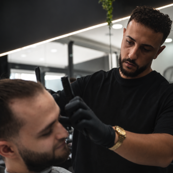 David, barbeiro no DMRG BARBERSTUDIO