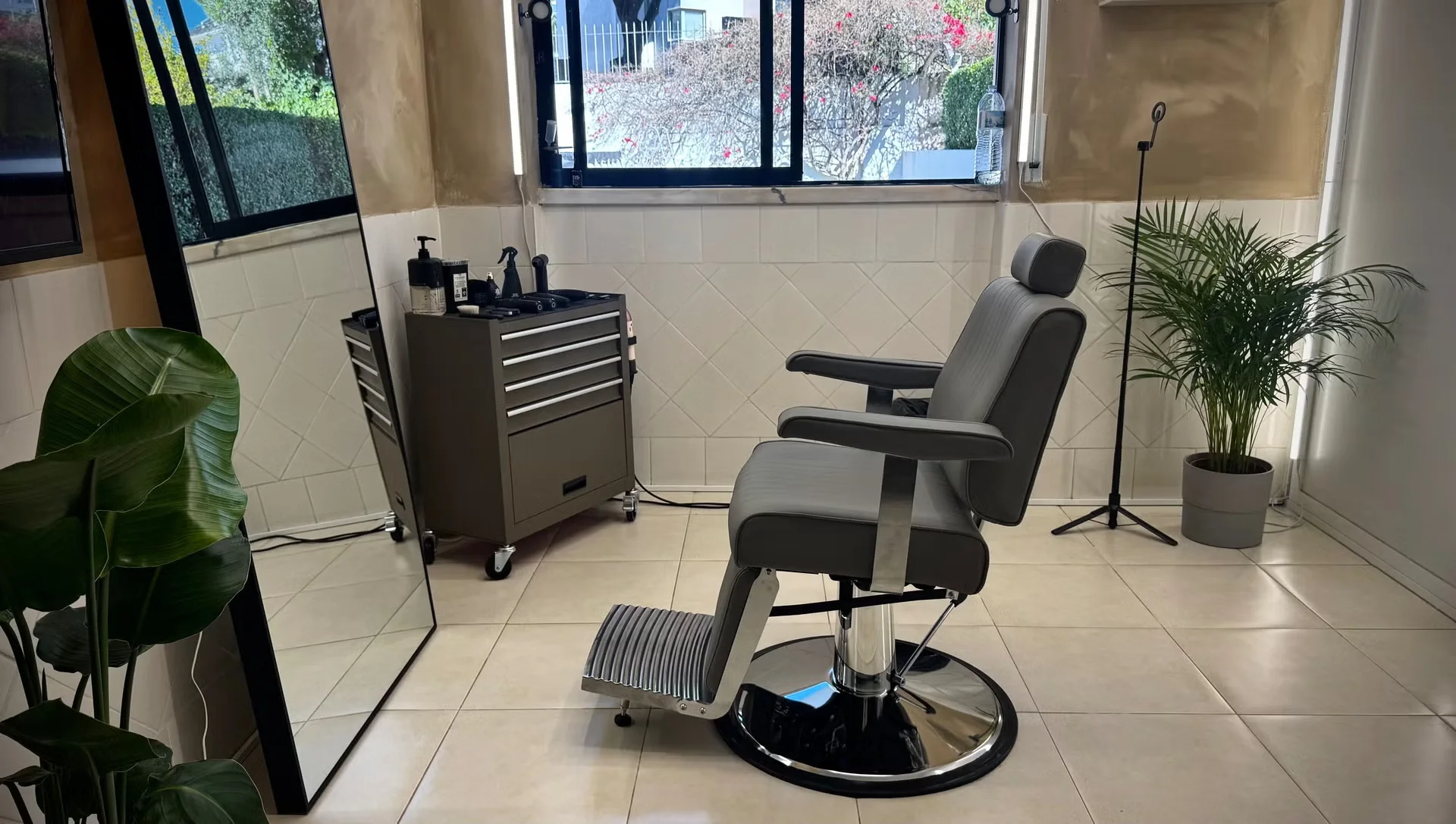 Cadeira e espelho no interior do DMRG BARBERSTUDIO