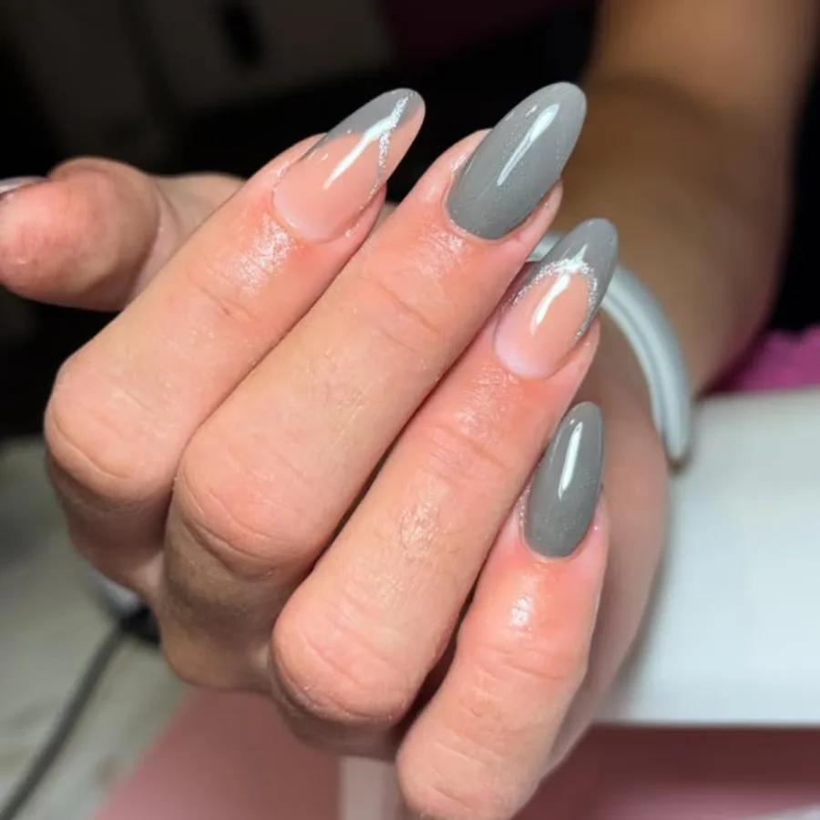 Unhas em tons cinza e nude